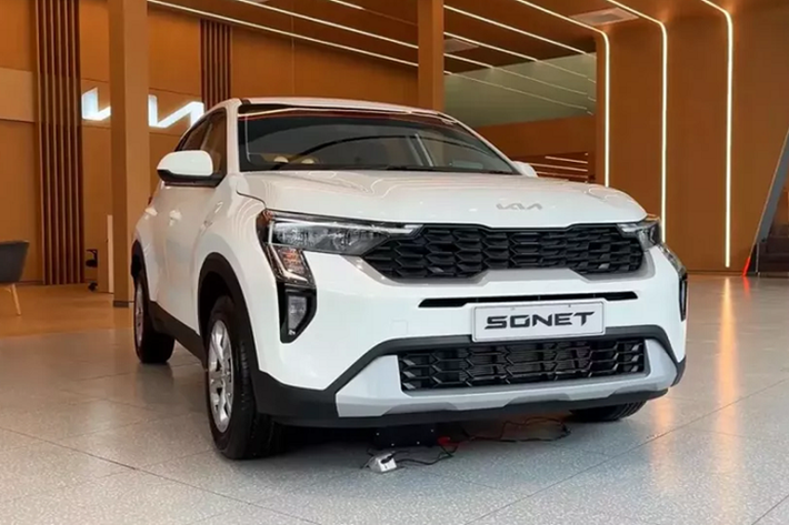Kia Sonet mới được phân phối tại Việt Nam với 8 tùy chọn màu sắc ngoại thất. Xe tiếp tục được lắp ráp trong nước, cạnh tranh với Toyota Raize và Hyundai Venue.