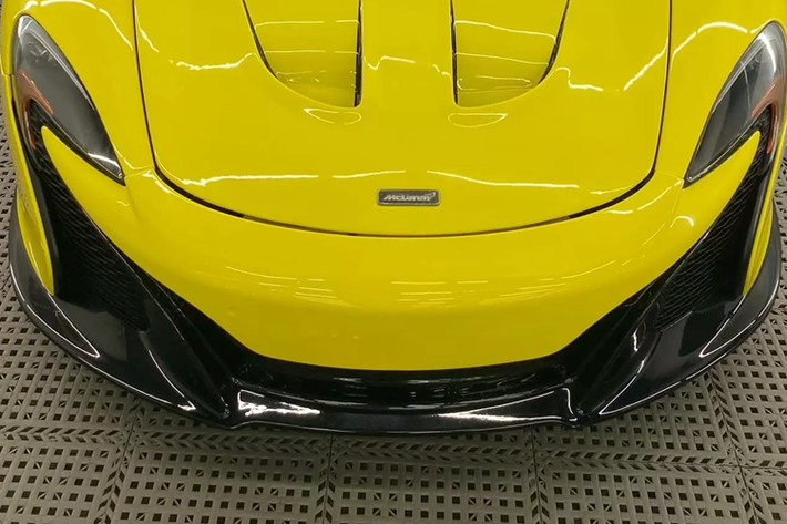 Cụ thể là lúc mới về nước cách đây hơn 9 năm, chiếc siêu xe mui trần McLaren 650S Spider này có màu cam cánh gián rất độc đáo, tuy nhiên, khi người mua xe đầu tiên là ông Đặng Lê Nguyên Vũ mang về garage, nó đã được sơn đổi màu sang trắng, gây sốc giới mê xe.