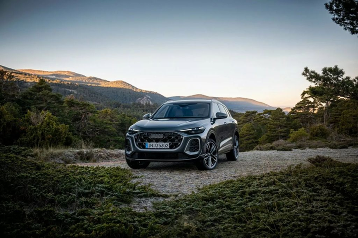 Audi Q5 đã là sản phẩm chủ lực của thương hiệu Đức trong hơn 15 năm qua. Vì vậy hãng xe sang Đức đã không bỏ sót bất kỳ chi tiết nào trong việc cập nhật Audi Q5 2025 thế hệ mới, với việc cải tiến mạnh mẽ thiết kế ngoại/nội thất và bổ sung thêm nhiều tuỳ chọn động cơ tiết kiệm hơn.