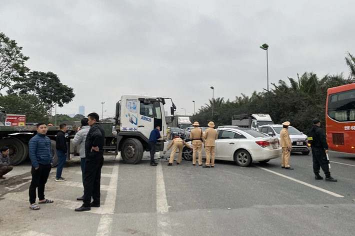 Tại hiện trường, sau va chạm, chiếc xe đầu kéo chở ván chống ẩm nằm giữa đường gom và đường cao tốc. Phần thân xe chắn gần hết đường gom, đầu xe ở bên trong đường cao tốc. Cạnh đó là hai ô tô con trong vụ tai nạn. Cả ba xe hư hỏng nặng.