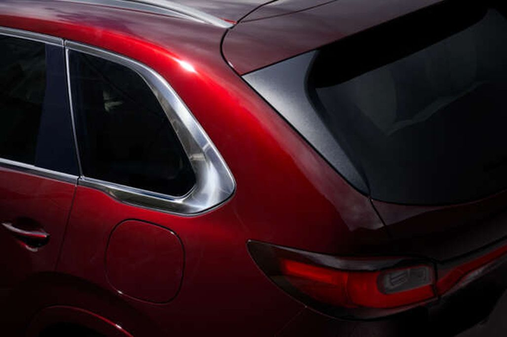 Mazda CX-80 sẽ trở thành mẫu xe chủ lực mới tại thị trường Châu Âu, xếp trên CX-60. CX-80 là mẫu SUV ba hàng ghế với hàng ghế thứ ba có thể gập lại và có cả tùy chọn hàng thứ hai có ba ghế. Loại thứ hai bao gồm tùy chọn hai ghế thương gia riêng biệt kết hợp với bảng điều khiển trung tâm, tạo ra bố cục 2-2-3 thay thế cho bố cục 2-3-3.
