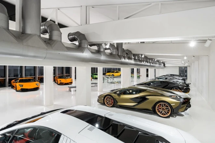 Những thông số ấn tượng trên đã giúp cho siêu xe hybrid Lamborghini Revuelto LB744 có thể dễ dàng tăng tốc từ vị trí xuất phát lên 100 km/h trong thời gian 2,5 giây, từ 0-200 km/h trong thời gian dưới 7 giây và đạt vận tốc tối đa 350 km/h.