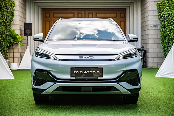 Không chỉ rẻ hơn, BYD Atto 3 Standard Range 2024 còn được bổ sung hàng loạt trang bị mới như cột D sơn màu đen, tạo hiệu ứng nóc trôi nổi hợp xu hướng. Bên cạnh đó là bộ vành hợp kim 17 inch với thiết kế mới ở bản Dynamic, 18 inch ở bản Premium và tính năng tự động ngắt đèn LED định vị ban ngày khi xe chuyển sang chế độ đỗ P.