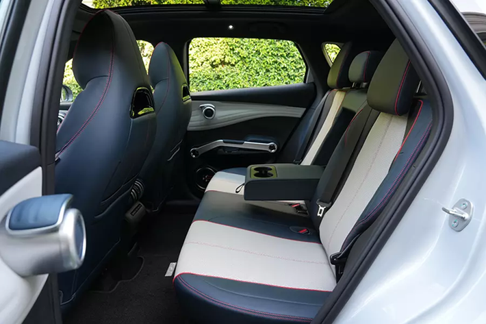 Mô-tơ điện của BYD Atto 3 Standard Range 2024 vẫn là loại nằm trên cầu trước, cho công suất tối đa 204 mã lực và mô-men xoắn cực đại 310 Nm. Nhờ đó, xe có thể tăng tốc từ 0-100 km/h trong 7,3 giây.