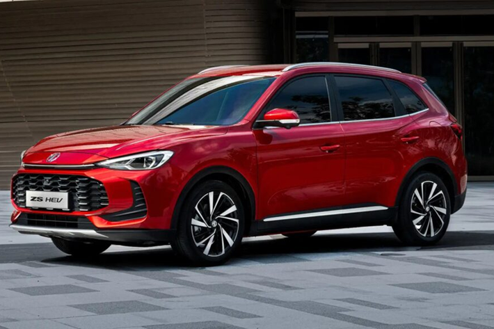Hệ truyền động của MG ZS Hybrid 2025 máy xăng – điện kế thừa từ MG3 mới. Cụ thể, khối động cơ 1.5L 4 xy lanh sản sinh công suất 101 mã lực kết hợp mô tơ điện 134 mã lực và mô-men xoắn 250 Nm; tổng công suất của ZS hybrid đạt 192 mã lực. Hệ dẫn động cầu trước và hộp số tự động 3 cấp.