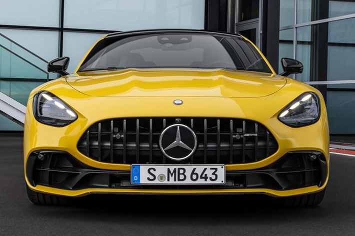 Mới đây, hãng xe sang Đức đã trình làng mẫu coupe 2 cửa Mercedes-Benz AMG GT43 2025 mới. Đây là “em út” trong dải sản phẩm Mercedes-AMG GT, được trang bị động cơ 4 xi-lanh 2.0 lít tăng áp mang mã M139, dùng chung với mẫu xe thể thao mui trần SL43.