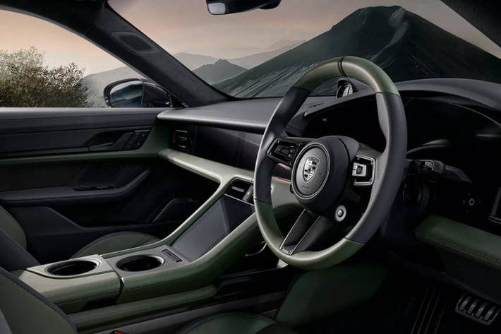 Đúng như tên gọi, xanh lục được chọn làm màu chủ đạo cho chiếc Porsche Taycan Turbo S độc bản này. Màu sơn trên xe pha trộn từ 2 loại sơn Chromaflair là xanh lục lam Urban Bamboo và tím lục Shifting Carbon. Porsche cho biết quá trình pha trộn này cần một năm để phát triển và 80 giờ để hoàn thiện thủ công thì mới đạt được kết quả ưng ý.