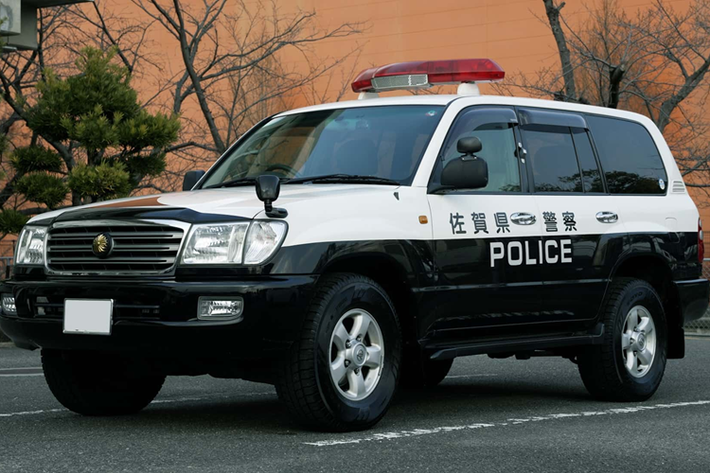 Tại Nhật Bản, điều này cũng không ngoại lệ, những chiếc Toyota Land Cruiser dòng J100 cũng được dùng làm xe cảnh sát tuần tra trên đảo Kyushu, tỉnh Saga. Xe cảnh sát Toyota Land Cruiser J100 được sơn màu đen và trắng truyền thống của dòng xe tuần tra tại Nhật Bản.
