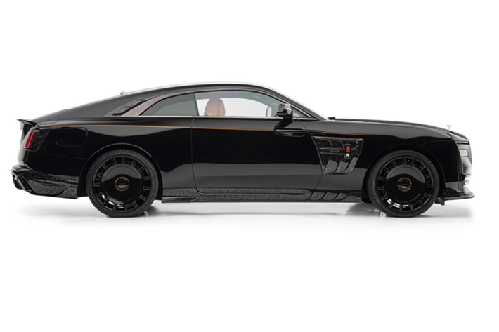 Về ngoại thất, mẫu Coupe Rolls-Royce Spectre siêu sang được trang bị hàng loạt chi tiết nâng cấp bằng sợi carbon đặc trưng với đặc tính siêu nhẹ. Ở phần cản trước, mẫu xe được trang bị các chi tiết ốp cho viền các hốc gió trước, đồng thời xe cũng được trang bị phần líp trước thể thao hơn.