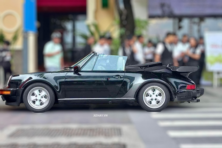 Là dòng xe mang tính lịch sử, Porsche 930 Turbo cổ điển được hãng xe Đức sản xuất trong những năm 1975-1989 và ví như biến thể tăng áp của mẫu 911. Hiện tại, ở Việt Nam chỉ có duy nhất một chiếc Porsche 930 Turbo Cabriolet, xe thuộc sở hữu của một đại gia ở Sài Gòn.