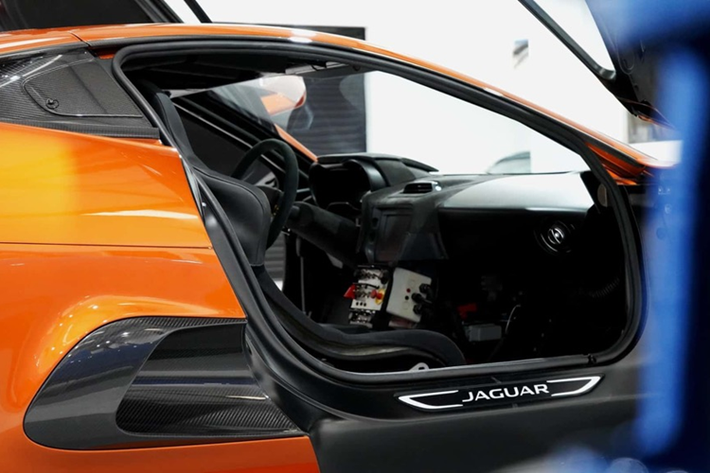 Trước đó, có vẻ như Jaguar đã huỷ bỏ việc đưa C-X75 trở thành bản thương mại khi họ chế tạo xong bản thử nghiệm. Siêu xe Jaguar C-X75 bản thương mại được Callum phục chế và nâng cấp từ 1 trong 4 xe đóng thế từng xuất hiện trong bộ phim Spectre năm 2015.