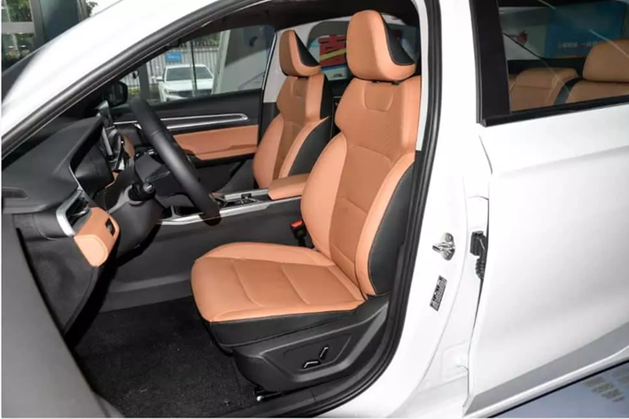 Đồng thời, chiếc xe Geely Emgrand 2025 còn được trang bị màn hình kép lớn kết hợp màn hình điều khiển trung tâm lớn 12,3 inch + bảng đồng hồ full LCD 10,25 inch. Sau cùng, mẫu sedan Geely Emgrand 2025 được trang bị nền tảng buồng lái kỹ thuật số hiệu suất cao thế hệ mới E02, hệ điều hành Galaxy.