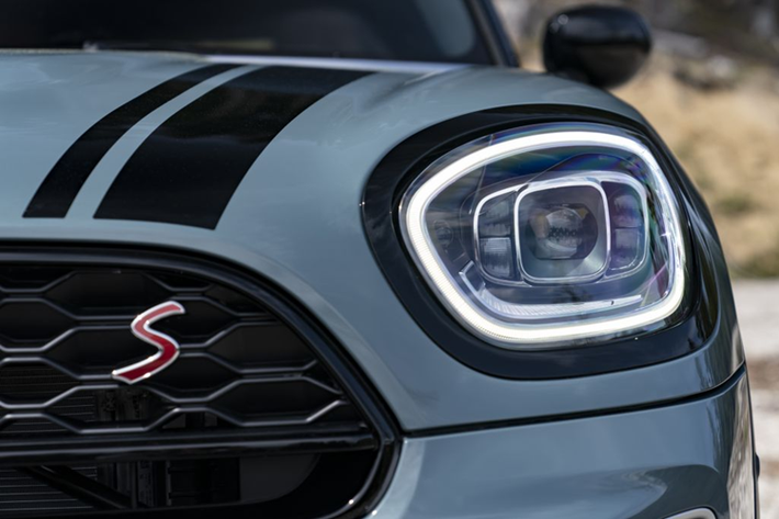 MINI Countryman là mẫu xe duy nhất sở hữu kiểu dáng crossover mạnh mẽ, năng động và có kích thước lớn nhất trong gia đình MINI. Phần mui xe thiết kế độc đáo theo kiểu mũ bóng chày đội ngược đã tạo nên sự khác biệt cho xe.
