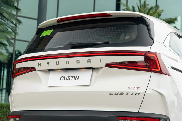 Nằm bên dưới nắp ca-pô của Hyundai Custin ở Việt Nam là 2 tùy chọn động cơ. Đầu tiên là động cơ xăng 2.0L Turbo GDi, cho công suất tối đa 236 mã lực và mô-men xoắn cực đại 353 Nm.