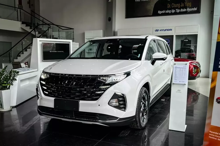 Năm 2024 đã bước sang được 4 tháng nhưng không ít xe sản xuất năm 2023 (số VIN 2023) vẫn còn tồn kho tại đại lý. Để giải phóng hàng tồn, các đại lý chính hãng của Hyundai đang tích cực chạy chương trình ưu đãi mạnh tay giảm giá xe. Một trong số đó có mẫu xe MPV Hyundai Custin.