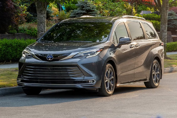 Cụ thể, trong trường hợp tài xế khóa xe Toyota Sienna 2025 mới nhưng hệ thống radar 60 Ghz lắp trên trần xe phát hiện vẫn có người ngồi ở hàng ghế sau thì khi đó đèn báo nguy hiểm sẽ nhấp nháy và khóa cửa sẽ phát ra tín hiệu âm thanh 9 lần. Nếu sau 90 giây cảnh báo vẫn bị bỏ qua, còi xe sẽ kêu to.
