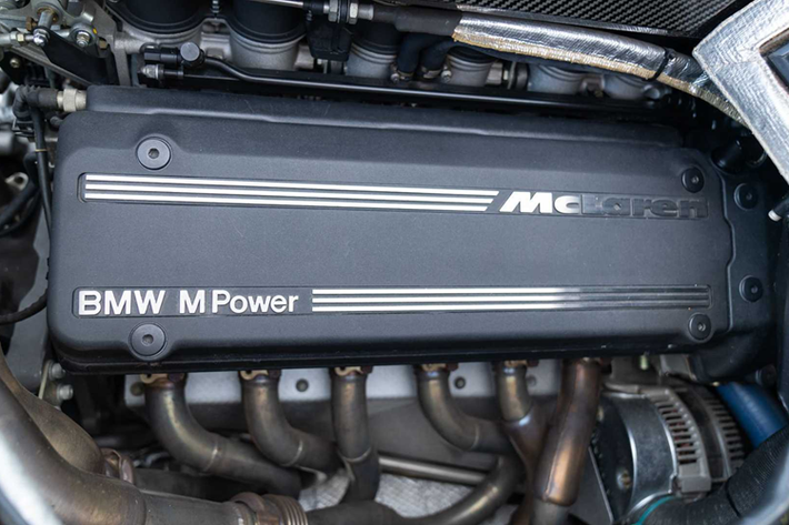Việc thấy một chiếc McLaren F1 được rao bán đã là rất hiếm, nhưng nó vẫn còn đi kèm đủ với tất cả các phụ kiện bao gồm cả các vali hành lý nguyên bản được đặt vừa vặn trong một hộc ở bên hông thân xe, đồng hồ TAG Heuer hiếm và bộ công cụ titan màu vàng cũng vẫn được giữ nguyên.
