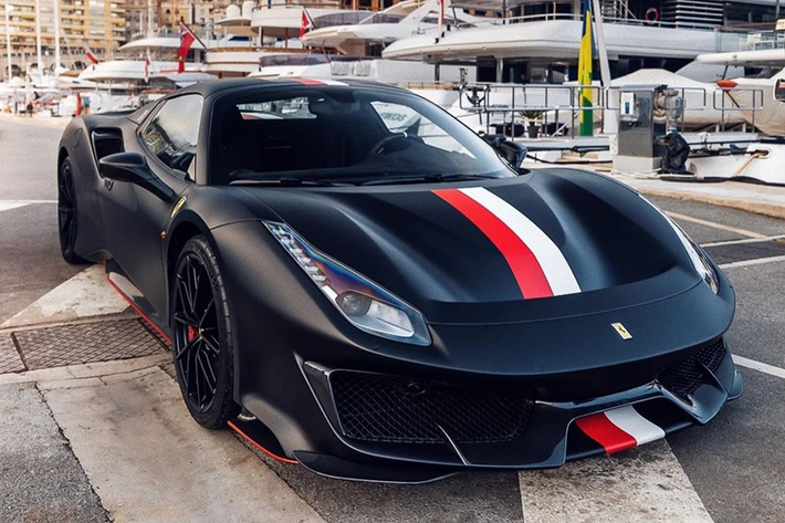 Cụ thể, chiếc Ferrari Daytona SP3 của Charles Leclerc mang màu sơn đen mờ Nero Opaco cùng họa tiết quốc kỳ Monaco chạy dọc theo chiều dài của xe. Phối màu này tương đồng với chiếc 488 Pista Spider mà anh đang sở hữu.