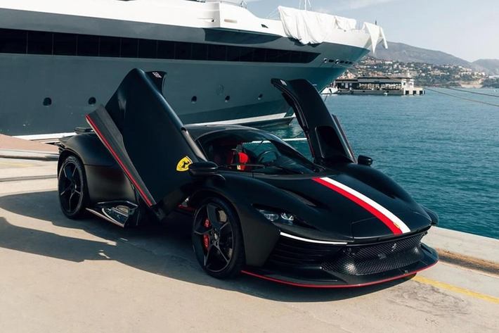 Là tay đua chính của đội đua F1 Scuderia Ferrari, Charles Leclerc được hưởng đặc quyền sở hữu những mẫu xe đầu bảng của thương hiệu với số lượng sản xuất giới hạn như 488 Pista Spider hay 812 Competizione A và mới đây nhất là chiếc Ferrari Daytona SP3 triệu đô.
