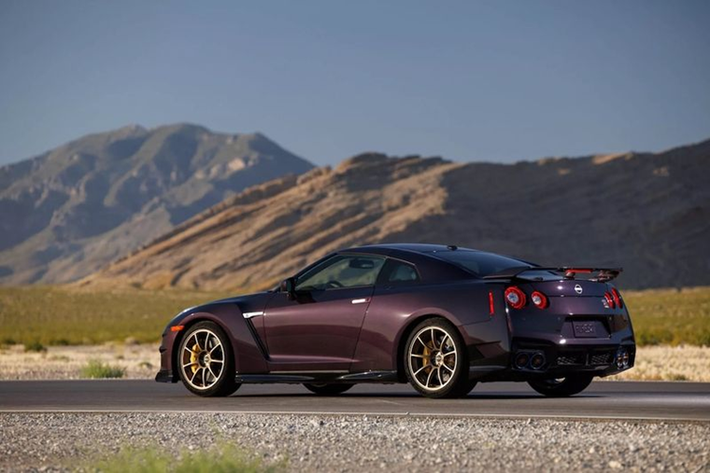 Khi xuất hiện vào năm 2007, GT-R đã gây chấn động thế giới khi sở hữu hiệu suất vượt xa trọng lượng. Mẫu xe được mệnh danh "quái vật Godzilla" này từng trở thành niềm tự hào của nền công nghiệp ô tô Nhật Bản và là một trong những mẫu xe biểu tượng của văn hóa JDM ở quốc gia này.