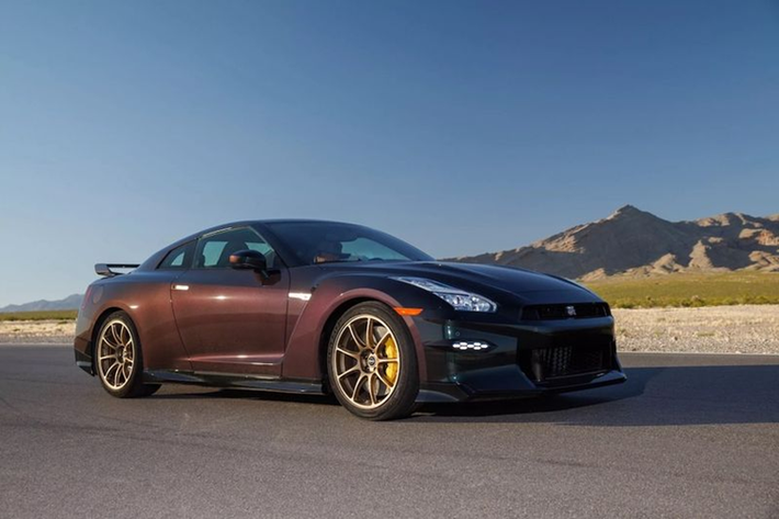 Nissan GR-R Skyline Edition được xây dựng dựa trên mẫu "Premium" cơ bản và chỉ có màu Bayside Blue cùng với nội thất màu xanh lam, đi kèm mức giá 132.985 USD (khoảng 3,3 tỷ đồng).