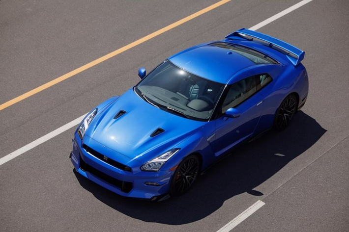 Phiên bản Takumi được phát triển dựa trên Nissan GT-R T-Spec 2024 mới, sở hữu màu ngoại thất Midnight Purple, phanh gốm-cacbon thể thao, bộ mâm đúc RAYS màu vàng và ốp mở rộng vòm bánh xe.