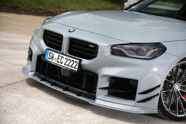 Nhằm tăng thêm vẻ dữ dằn cho phần thân BMW M2 hiệu suất cao, mẫu xe được trang bị bộ mâm độ Wheelforce CF.4-FF R đa chấu có kích thước 20×10,5 inch ở phía trước và 21×11,5 inch ở phía sau.