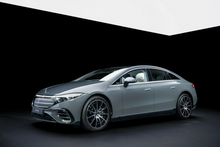 Về nội thất, mẫu xe điện hạng sang Mercedes-Benz EQS 2025 có thêm các chi tiết trang trí mạ chrome cũng như hàng ghế sau được độn foam thêm 5mm giúp người ngồi thoải mái hơn.