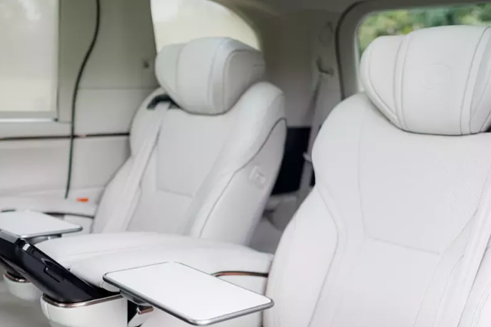 Lexus LM 500h 2024 tại Việt Nam là hệ truyền động hybrid, bao gồm máy xăng tăng áp, dung tích 2.4L và 2 mô-tơ điện nằm trên hai cầu, tạo ra công suất tổng cộng 363 mã lực. Xe sở hữu pin niken-hyđrua kim loại, hộp số tự động 6 cấp và hệ dẫn động 4 bánh toàn thời gian Direct4.
