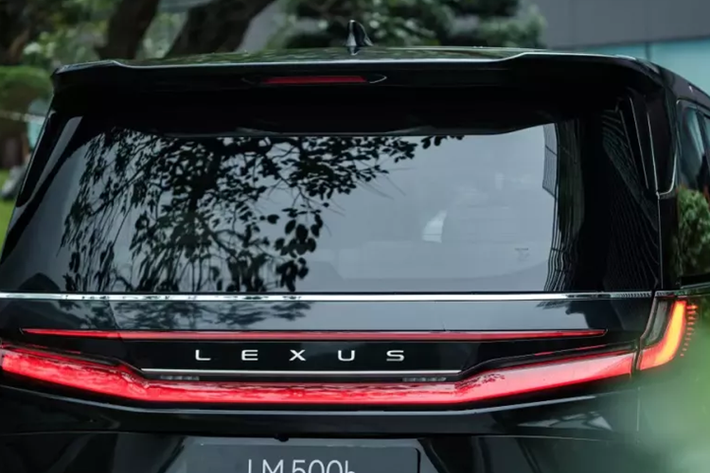 Lexus LM 2024 tại Việt Nam có những trang bị như đèn pha tự động thông minh với khả năng điều chỉnh vùng sáng và cửa lùa chỉnh điện. Tuy nhiên, khác với xe ở thị trường nước ngoài, Lexus LM 2024 dành cho Việt Nam chỉ dùng vành 17 inch thay vì 19 inch. Tương tự thế hệ cũ, mọi tinh hoa của Lexus LM 2024 đều tập trung bên trong xe.