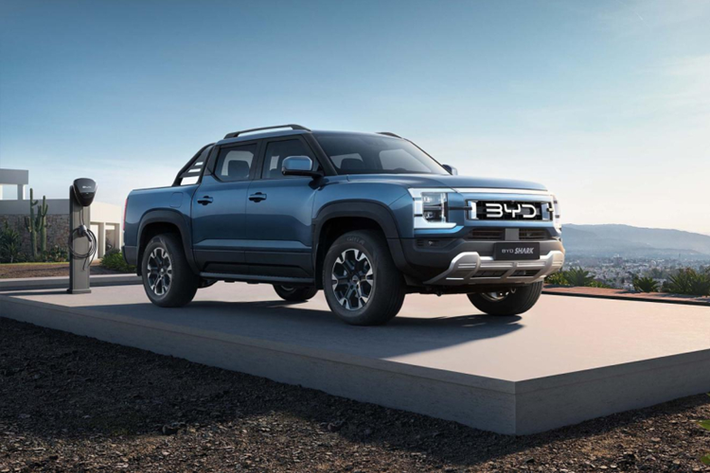 BYD là 1 trong những ông lớn ở ngành công nghiệp sản xuất ô tô tại Trung Quốc, đại gia này cũng đã có ý định mở đại lý chính hãng đầu tiên ở Việt Nam trong năm nay, dự kiến là ngay tháng sau, nhưng chưa rõ là ngày nào. Tuy nhiên, mẫu xe bán tải điện gây chú ý của hãng là BYD Shark 2024 mới đã chính thức lộ diện.