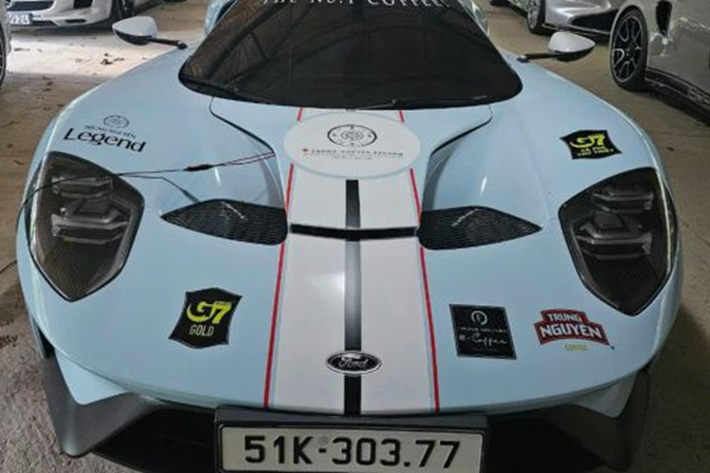 Trong khi đó, chiếc Ford GT thứ hai mang biển số 51k - 303.77 được bổ sung vào gara của “vua cafe” từ tháng 5/2022. Ban đầu, xe sở hữu ngoại thất màu đỏ Liquid Red nhưng sau đó đã được “Qua” Vũ thay bằng màu xanh dương nhạt theo phương pháp dán đề can.