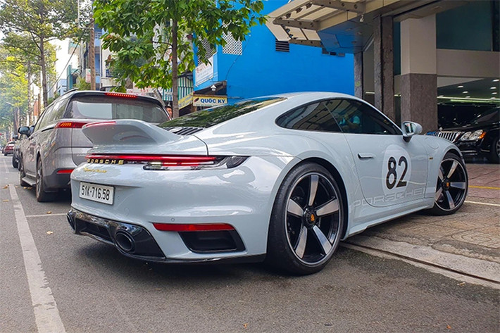 Chiếc Porsche 911 Sport Classic của Cường Đô la mang màu sơn xám, đi kèm sọc kẻ trắng thể thao và bộ mâm 5 chấu đơn mang thiết kế cổ điển. Xe mang số thứ tự 1.202 và được trang trí decal số "82" ở bên hông. Khi kết hợp những số trên sẽ ra ngày tháng năm sinh của vị doanh nhân này (12/02/1982).