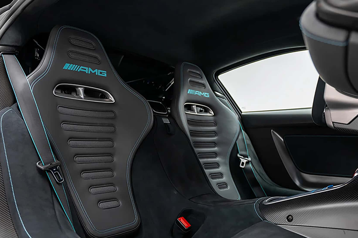 Tất nhiên là hãng xe Đức chưa bao giờ công bố mức giá chính xác của siêu xe Mercedes-AMG One, nhưng mức giá được đồn đoán từ 2 đến 3 triệu USD; con số này gần nửa giá đại lý F1rst Motors chào bán