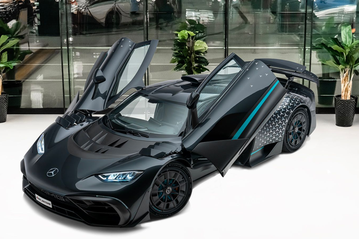 Tại đại lý siêu xe F1rst Motors tại Dubai đang chào giá hypercar Mercedes-AMG One đã qua sử dụng với mức 20 triệu Dirham các tiểu vương quốc Ả Rập Thống Nhất (AED) tương đương hơn 5 triệu USD (khoảng hơn 128 tỷ đồng).