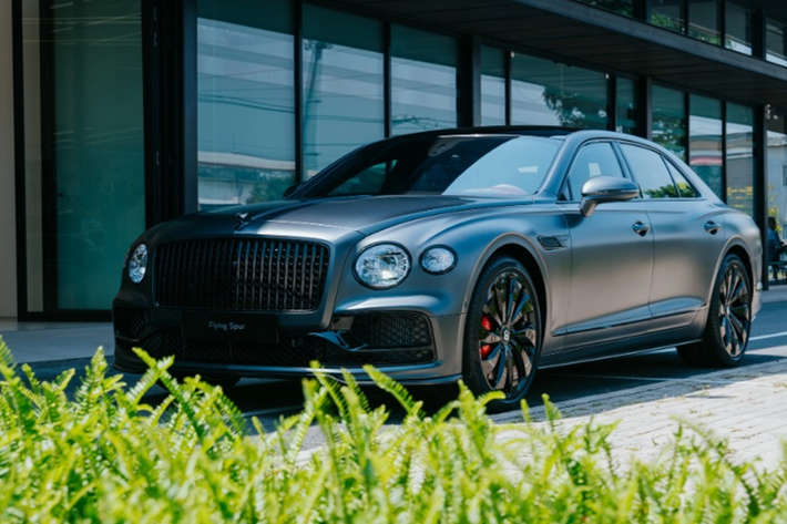 Bentley động cơ V8 Hybrid mới sẽ sản sinh công suất hơn 750 mã lực, tăng 91 mã lực so với động cơ W12, đồng thời mang đến khả năng vận hành thuần điện lên đến 80 km. Việc khai tử động cơ V8 và W12 đã để lại nhiều tiếc nuối cho các tín đồ của hãng xe sang Bentley.