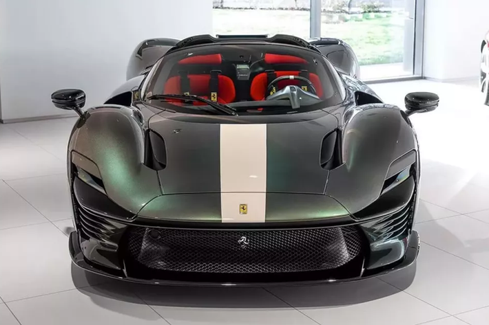 Ferrari luôn biết cách làm cho các siêu xe của mình trở thành hàng hiếm, dù mẫu xe đó có sản xuất đại trà, tuy nhiên, hãng sẽ giới hạn doanh số bằng cách chia đều cho 100%, chẳng hạn, đơn hàng chiếc SUV đầu tiên của họ là Purosangue tăng mạnh và mới đây nhất là Ferrari Daytona SP3 độc nhất vô nhị.