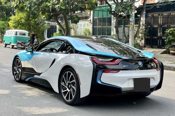 Nội thất bọc da “hảo hạng” và cách bố trí các nút điều khiển hướng về người lái. Màn hình head-up nằm ở tap-lô có thể hiển thị đầy đủ thông tin giải trí cũng như quan sát xung quanh. BMW i8 được trang bị động cơ 3 xy-lanh, TwinPower Turbo, 1.5L, cho công suất tối đa 231 mã lực, momen xoắn tối đa 320 Nm.