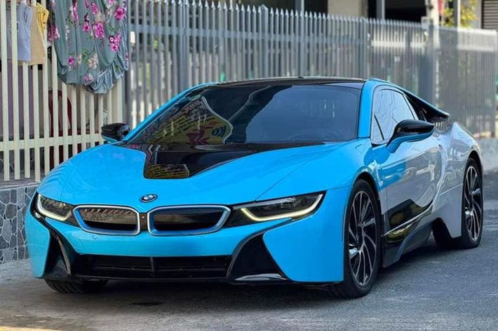 BMW cho biết, thời gian để nạp đầy cụm pin lithium-ion trên xe i8 khoảng 3 tiếng đối với nguồn điện thông thường. Nếu sử dụng sạc nhanh BMW I Wallbox, thời gian nạp điện cho pin của i8 giảm xuống chỉ còn 2 giờ.