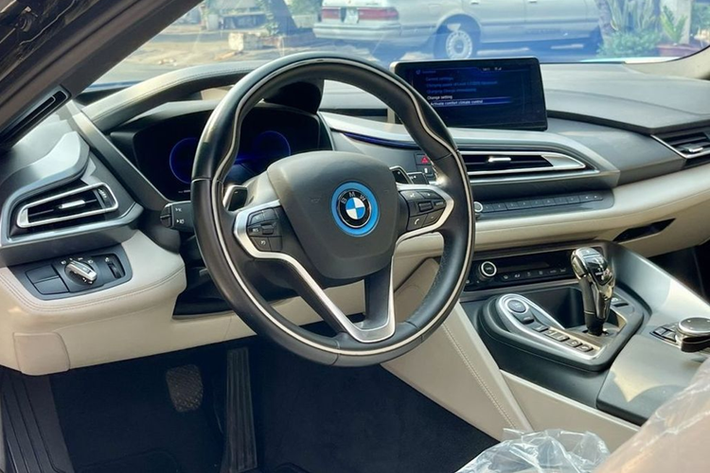 Hệ số cản gió Cd ở mức 0,26. Đặc biệt, BMW i8 là mẫu xe sản xuất hàng loạt đầu tiên trên thế giới sử dụng công nghệ đèn laser cho đèn pha. Tia laser sản sinh ra những chùm sáng gần như song song với cường độ mạnh hơn hàng ngàn lần so với đèn LED thông thường.