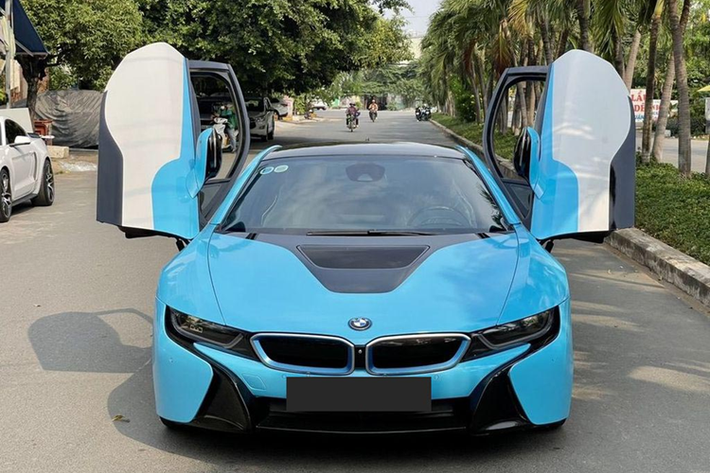 Vào giai đoạn 2015 – 2018, BMW i8 tại Việt Nam là một trong những dòng siêu xe thể thao đắt tiền được tầng lớp thượng lưu trong nước rất ưa chuộng. Thậm chí, vào thời điểm đó BMW i8 đã trở thành một hiện tượng trên thị trường xe hơi Việt.