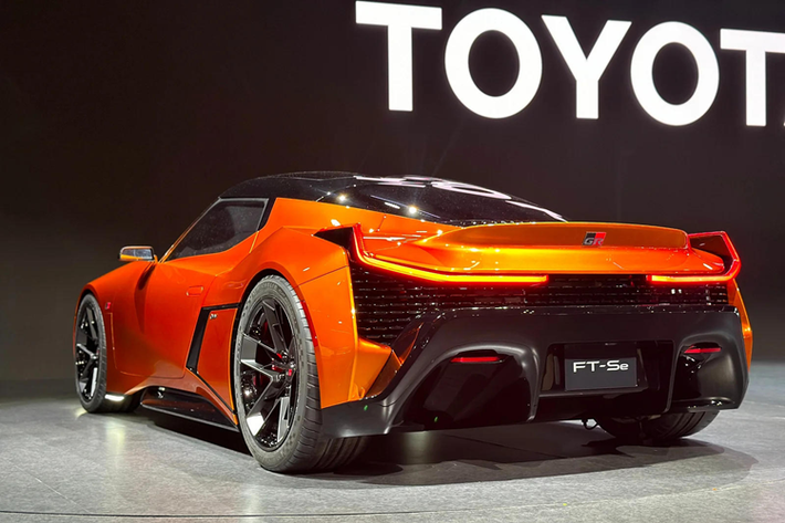 Được tiết lộ tại Japan Mobility Show 2023, FT-Se cũng sẽ mở đầu cho kỷ nguyên xe thể thao thế hệ mới của Toyota với hệ thống truyền động hoàn toàn bằng điện đi kèm pin thể rắn cho phạm vi hoạt động hơn 800 km trong một lần sạc đầy. Toyota từng hứa hẹn sẽ cho ra mắt bản hoàn thiện của FT-Se vào năm 2027 để bán ra thị trường.