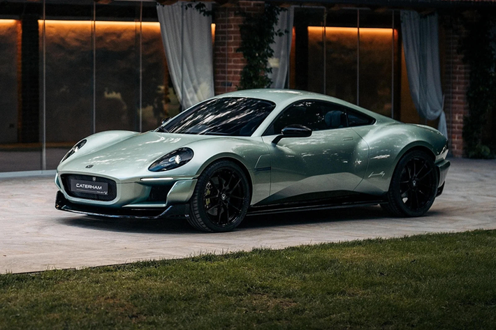 Caterham Project V Đây là một mẫu xe thể thao thuần điện với mô-tơ mạnh 268 mã lực đặt ở cầu sau, tầm di chuyển tối đa khoảng 322 km, chỗ ngồi 2+1 hoặc 2+2 và khối lượng chưa tới 1,230 tấn. Điều này có nghĩa là Caterham Project V nhẹ hơn Subaru BRZ hoặc Toyota GR86, chỉ nặng hơn Mazda MX-5 Miata chút xíu và mạnh hơn tất cả những chiếc xe này