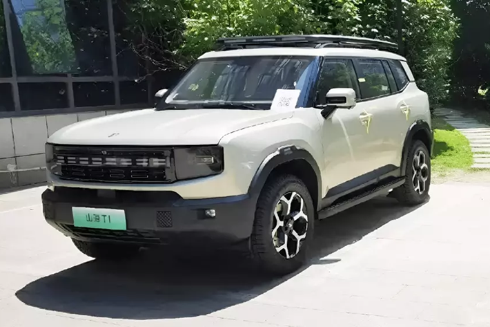 Người phát ngôn chính thức tuyên bố rằng công suất kết hợp tối đa của hệ thống là 450 kW (603 mã lực). Hơn nữa, mức tiêu thụ nhiên liệu của động cơ là 1,08 lít/100 km và tốc độ tối đa là 180 km/h. Hệ thống dẫn động bốn bánh điện tử cũng sẽ có mặt. Ngoài ra, hệ thống chống bó cứng phanh được sản xuất bởi Bosch.