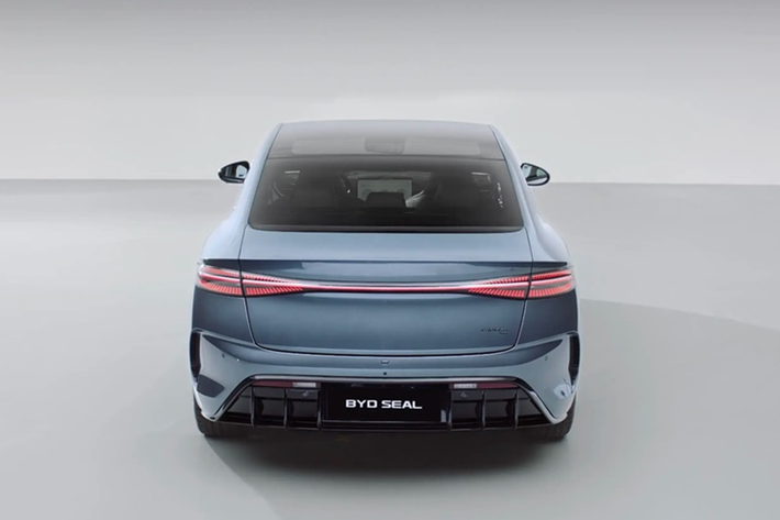 Seal là một trong những mẫu xe được BYD phân phối tại Việt Nam từ 18/7/2024. Xe có hai phiên bản là Advance và Performance đi cùng mức giá lần lượt là 1,119 tỷ và 1,359 tỷ đồng.