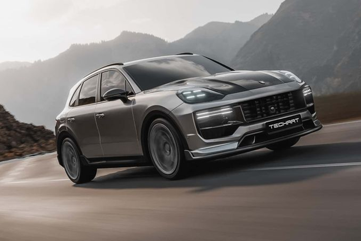 Với tên gọi Aero Kit I, gói bodykit này bao gồm các chi tiết ngoại thất khí động học, mang lại cho mẫu SUV diện mạo hầm hố và thể thao hơn. Bắt đầu từ phía trước, Porsche Cayenne 2024 mới được trang bị cản trước kiểu thể thao, kết hợp với cảnh gió ở hai bên. Nắp ca pô cũng được thiết kế lại với các đường dập nổi hầm hố.