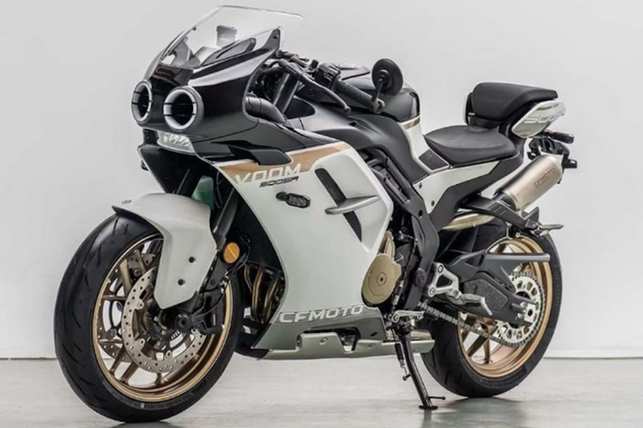 CFMOTO 500SR VOOM 2024 mới sở hữu chiều dài cơ sở là 1.394 mm, kích thước này tương đương với một chiếc siêu mô tô thể thao 600cc thông thường và nặng 194 kg bao gồm cả nhiên liệu.