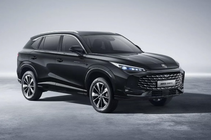 Mức giá xe MG HS 2025 tại Anh Quốc bán ra khởi điểm từ 32.187 USD (818,2 triệu VNĐ) cho bản máy xăng và từ 40.557 USD (1,031 tỷ VNĐ) đối với bản PHEV.