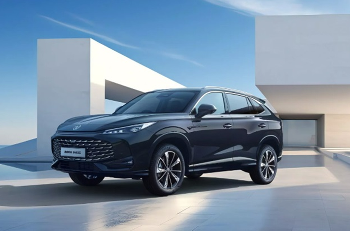 Thứ nhất MG HS 2025 động cơ PHEV với sự kết hợp của động cơ 1.5L, sản sinh công suất 141 mã lực với động cơ điện cho công suất 207 mã lực. Hệ truyền động này cho phép MG HS tăng tốc từ 0-100 km/h trong 6,8 giây. Đáng chú ý, bộ pin 24,7 kWh lớn hơn cung cấp phạm vi hoạt động ở chế độ thuần điện là 121 km.