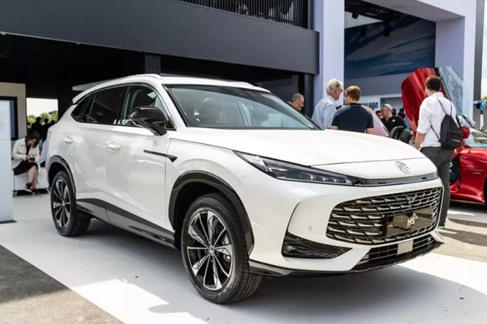 Thiết kế bên ngoài của MG HS 2025 mới có khá nhiều chi tiết được vay mượn từ Roewe RX5 – một mẫu CUV có kích thước tương đương cùng thuộc công ty mẹ SAIC. Điều này được thể hiện rất rõ ở kiểu dáng đèn pha trước/sau và vành la-zăng của cả hai mẫu xe này.